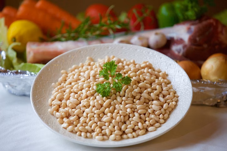Weiße Bohnen musst du vor dem Kochen nicht zwingend einweichen.