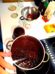 Marmelade in Gläser abfüllen und fertig ist sie.
