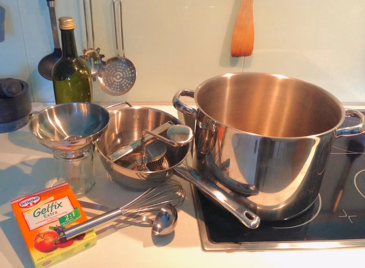 Topf, Passiersieb und Trichter, brauchst du für das Kochen von Marmelade.