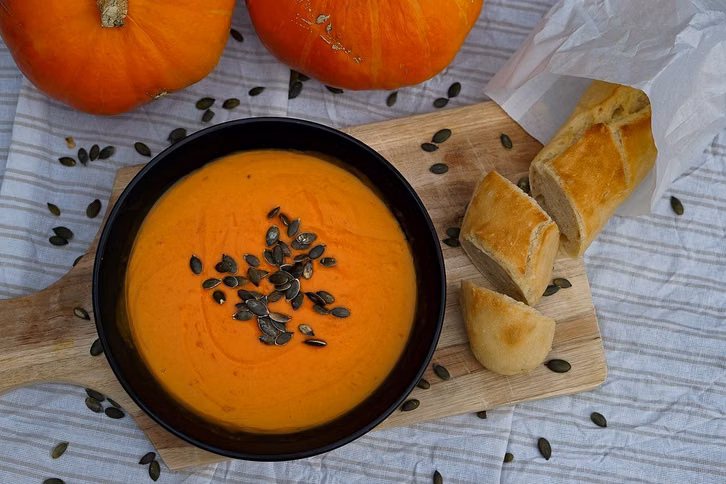 Kürbiskerne als Topping sind eine leckere Methode, Kürbissuppe zu würzen.