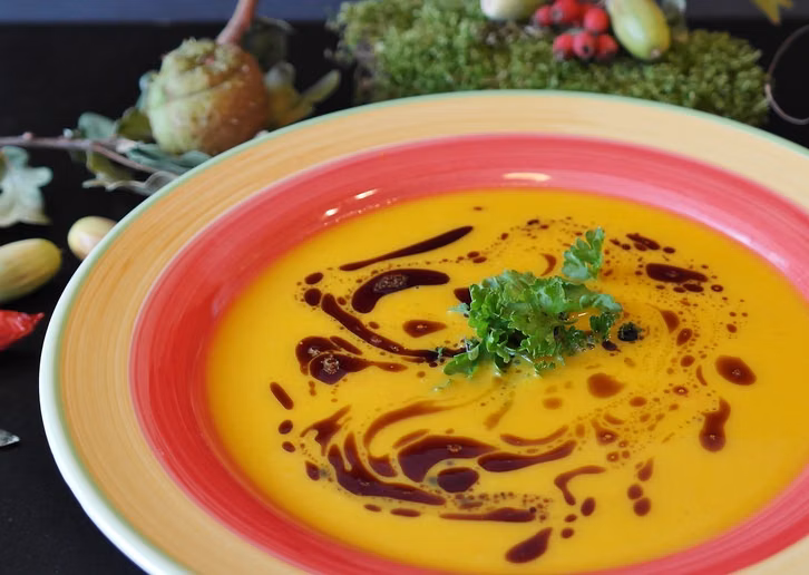 Dunkler Balsamico-Essig eignet sich gut zum Würzen von Kürbissuppe.
