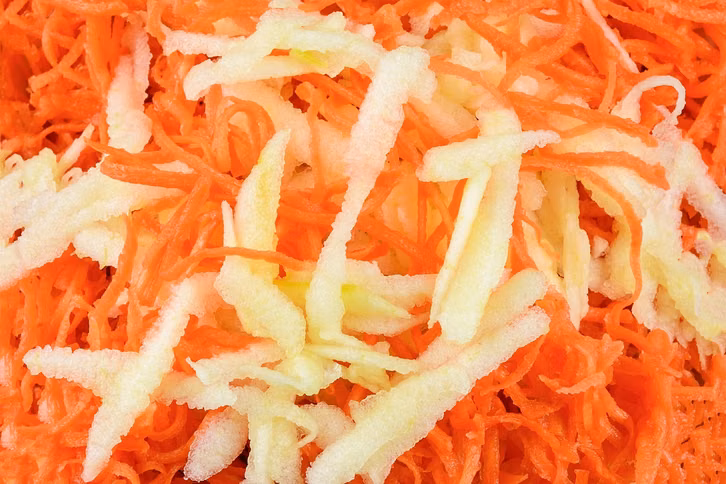 Beim Karottensalat mit Apfel wird das Dressing dank Zitronen- und Orangensaft frisch und fruchtig.