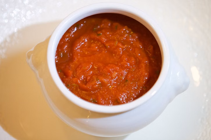 Auch aus Tomatenmark kannst du Ketchup selber machen