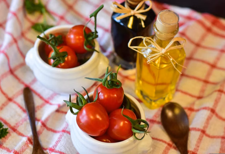 Öl zu Tomaten schmeckt gut und verbessert die Aufnahme von Vitaminen und Nährstoffen.