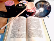 Marmelade kochen mit Großmutters Rezeptbuch passt gut zum kühlen Herbstwetter.