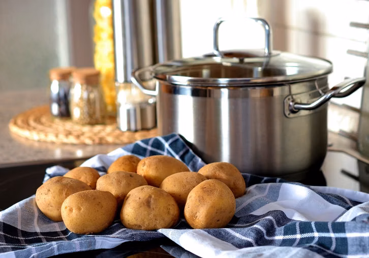 Eine klassische Kartoffelsuppe kommt mit Salz, Pfeffer und Muskat aus.
