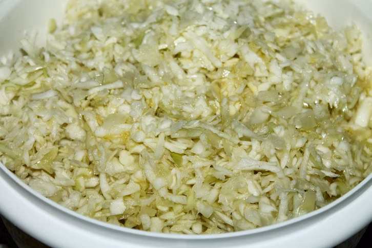 Es gibt etliche Möglichkeiten, Sauerkraut zu würzen und so zu variieren.