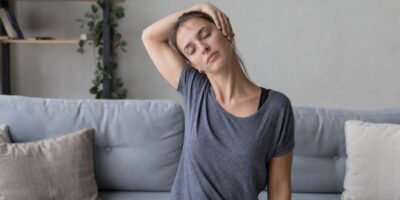 Bastan 2 minutos al día de este ejercicio que los fisioterapeutas recomiendan para el dolor de cuello