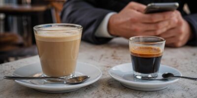 Café con leche vs café solo: los digestivos tienen clara la respuesta para tu estómago… y no es la que imaginas