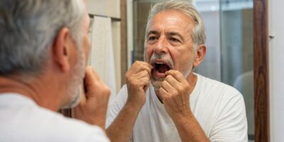 Después de los 50 hay un solo hábito que los odontólogos piden mantener para las encías