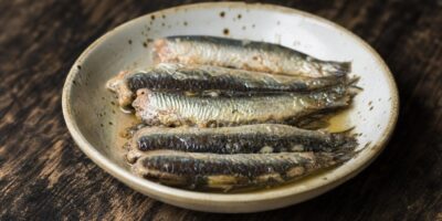 Después de los 60 hay un solo alimento que los reumatólogos ponen en su propio plato para las articulaciones… y casi nadie lo compra