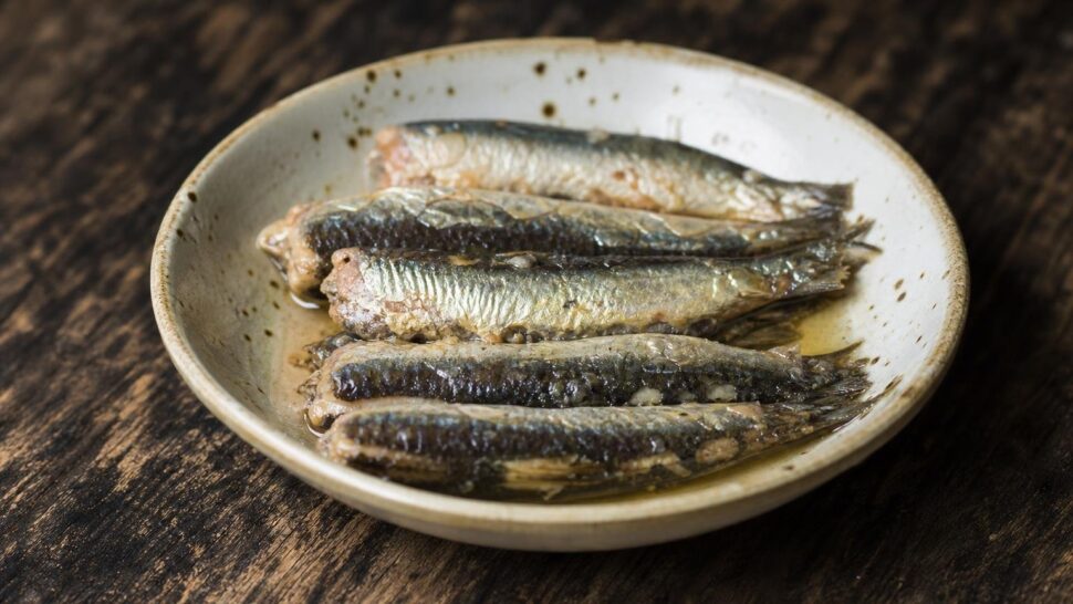 Después de los 60 hay un solo alimento que los reumatólogos ponen en su propio plato para las articulaciones… y casi nadie lo compra