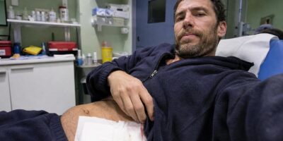 El cirujano que tuvo que operarse a sí mismo de apendicitis en la Antártida y sobrevivió