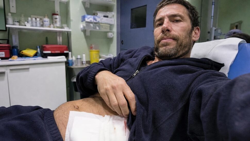El cirujano que tuvo que operarse a sí mismo de apendicitis en la Antártida y sobrevivió