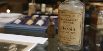 El jarabe para la tos con heroína que Bayer vendió a las familias durante años