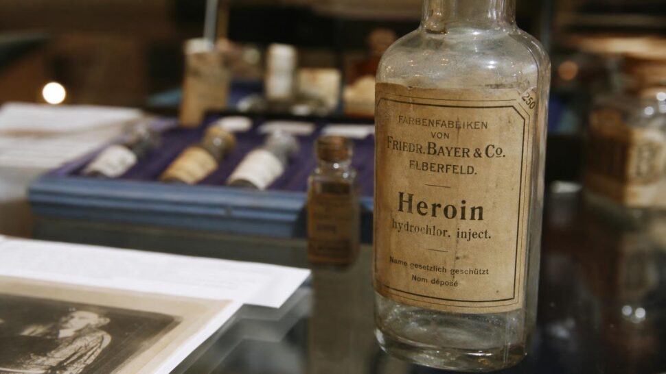 El jarabe para la tos con heroína que Bayer vendió a las familias durante años