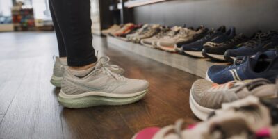 Las 8 mejores zapatillas para los pies planos según los podólogos