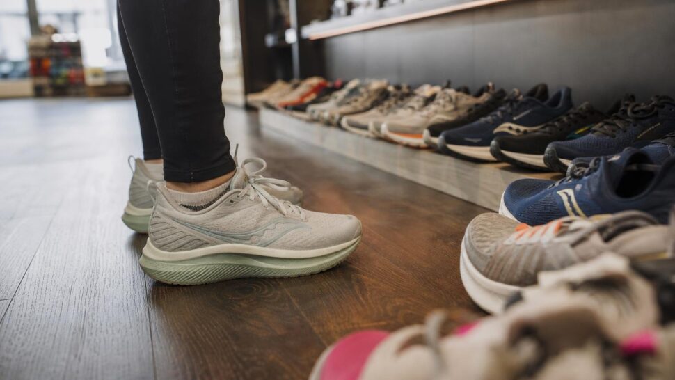 Las 8 mejores zapatillas para los pies planos según los podólogos