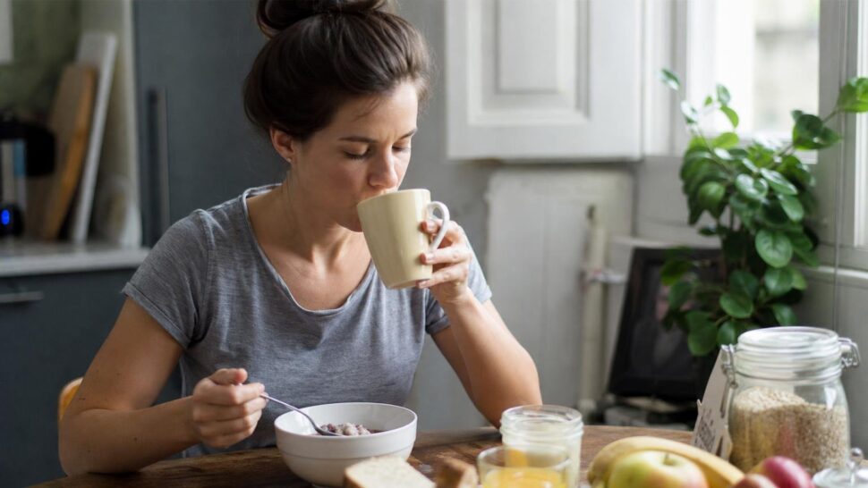Las personas que desayunan a esta hora precisa tienen menos hambre durante el día según los médicos