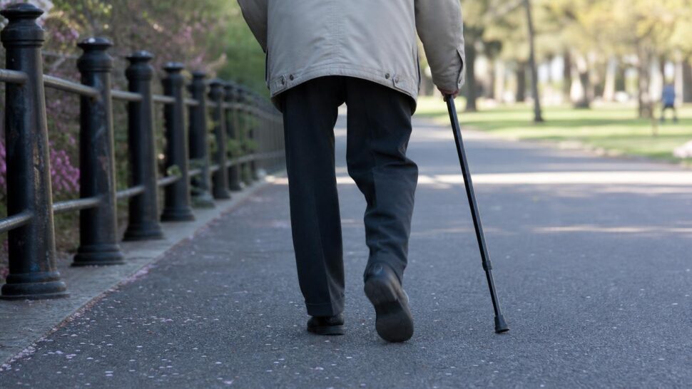 Lo que tu forma de caminar dice sobre tu salud según los médicos