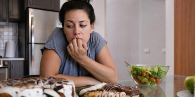 Los médicos explican la relación entre la serotonina y los antojos de dulce