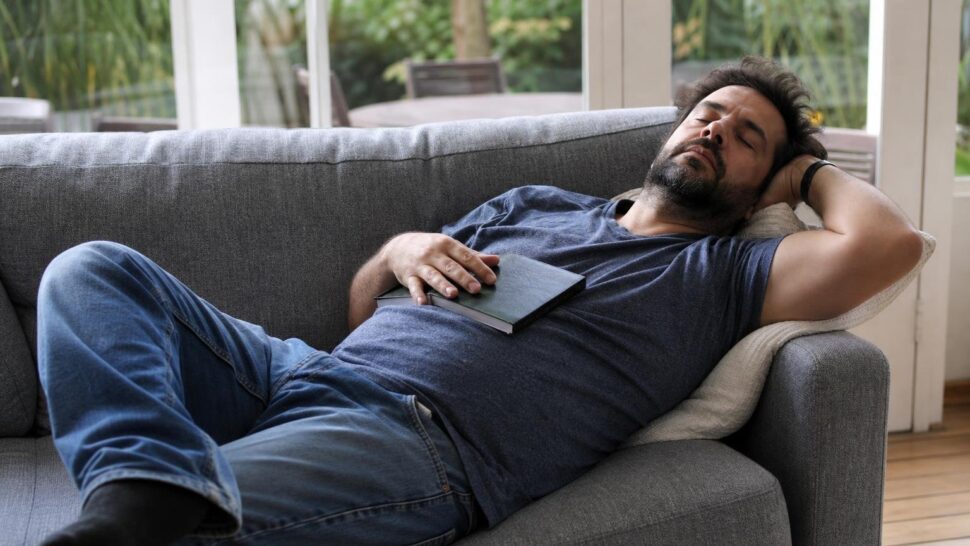 Los neurólogos son categóricos con la siesta de más de 30 minutos: esto es lo que hace en el cerebro