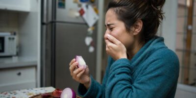 «Pensé que solo me daría mal aliento»: comer cebolla cruda todos los días tiene estas consecuencias