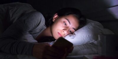 Soy oftalmóloga y esto es lo que veo en los ojos de quienes leen en el celular a oscuras