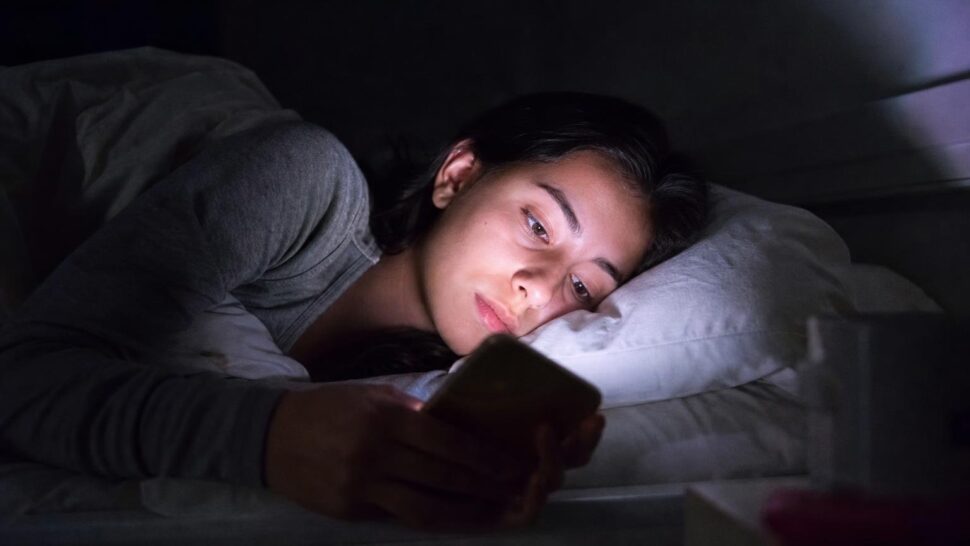 Soy oftalmóloga y esto es lo que veo en los ojos de quienes leen en el celular a oscuras
