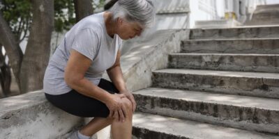 Subo escaleras todos los días desde que cumplí 60: estas son las consecuencias que el traumatólogo vio en mis rodillas