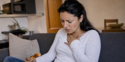 Un gastroenterólogo avisa: cada vez ve más reflujo en personas que cenan después de las diez