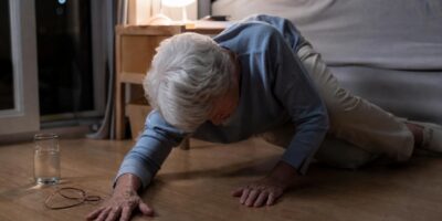 Un geriatra avisa: cada vez ve más caídas de noche en mayores de 70… y casi todos toman la misma pastilla para dormir