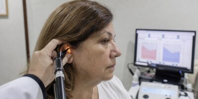 Un otorrino avisa: cada vez ve más pérdida de audición en personas de 40 años que usan auriculares a diario