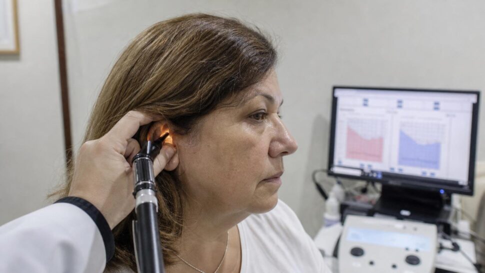 Un otorrino avisa: cada vez ve más pérdida de audición en personas de 40 años que usan auriculares a diario