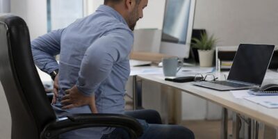Un traumatólogo avisa: cada vez ve más hernias de disco en personas que trabajan sentadas todo el día