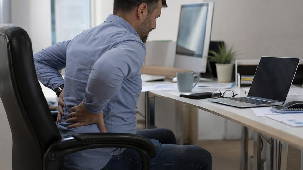 Un traumatólogo avisa: cada vez ve más hernias de disco en personas que trabajan sentadas todo el día